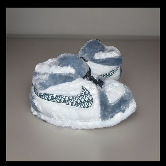 Nike Kids Slippers in Gray and White - Picture 1 of 4